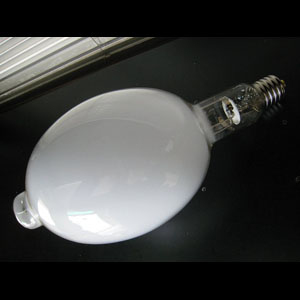 MF1000B/BU | 代引無料 | 岩崎電気(IWASAKI) 1000形 外径(180mm) 蛍光形ガラス E39口金 下向点灯(BU形) 色温度(3600K、Ra70) 全光束(110000lm) 全長(390mm) アイマルチメタルランプ